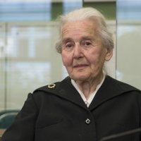 Vācijā aizturēta 'nacistu vecmāmiņa', kas nebija ieradusies uz cietumsoda izciešanu