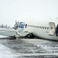 Video: Krievijā lidmašīna nolaižoties nolauž šasiju