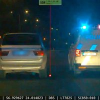 Video: Rīgā sešpadsmitgadnieks ar BMW bēg no policijas 164 km/h ātrumā