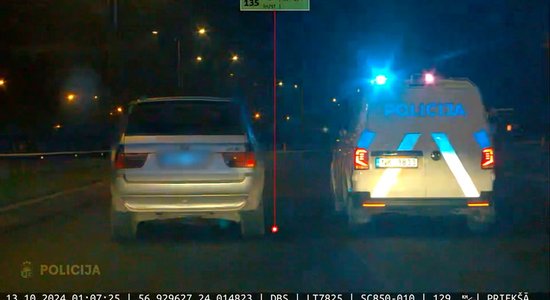 Video: Rīgā sešpadsmitgadnieks ar BMW bēg no policijas 164 km/h ātrumā