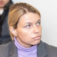 Grevcovu izsludina meklēšanā; viņa sazinās ar prokuratūru