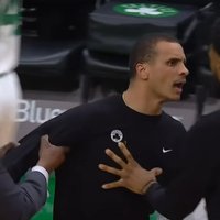 Video: "Celtics" galvenais treneris pēc strīdīgas spēles galotnes aicina tiesnesi noskaidrot attiecības