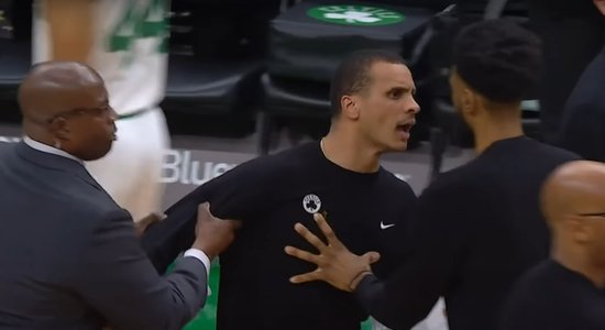 Video: "Celtics" galvenais treneris pēc strīdīgas spēles galotnes aicina tiesnesi noskaidrot attiecības