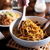 12 kārdinošas spageti receptes sātīgām ģimenes vakariņām