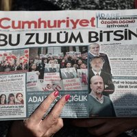 Turcijā no apcietinājuma atbrīvo divus opozīcijas laikraksta žurnālistus
