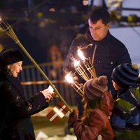 ФОТО, ВИДЕО: В факельном шествии в честь Дня Лачплесиса поучаствовали примерно 1500 человек