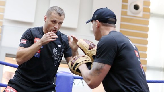 Bokss: Mairis Briedis un Maiks Peress atklātajā treniņā