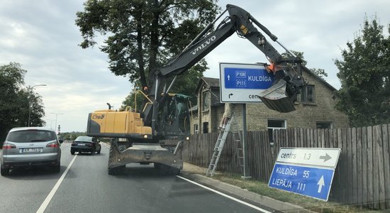 Aculiecinieka foto: Savdabīga ceļa zīmes uzstādīšana Ventspilī