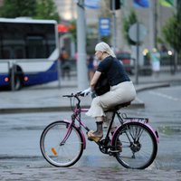 Aktīvisti galvaspilsētā patvaļīgi uzkrāso velojoslas; dome aicina nedaudz paciesties