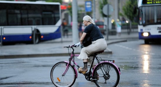 Aktīvisti galvaspilsētā patvaļīgi uzkrāso velojoslas; dome aicina nedaudz paciesties