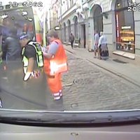 Vecrīgā apreibinājies šveicietis uzmācas garāmgājējiem un policijas auto