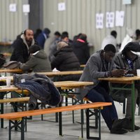 Vācijā bēgļi vēršas tiesā pret valdības aģentūru tālruņu datu izmantošanas dēļ