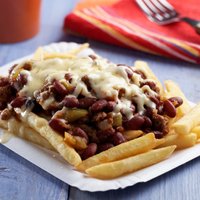 Ātro uzkodu klasika: kā mājās pagatavot frī ar čili un sieru jeb 'chili cheese fries'