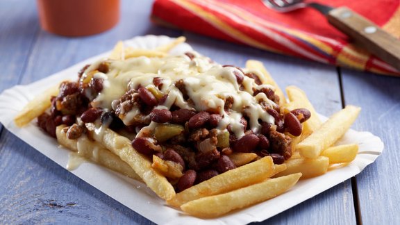 frī kartupeļi chili cheese fries 