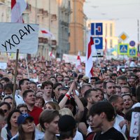 Foto: Minskā pie izolatora Okrestina ielā mītiņā pulcējušies tūkstošiem cilvēku
