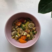 Cūku pupu salāti ar dārzeņiem un sezama sēklām