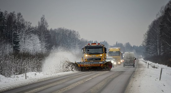 Затруднено движение по дорогам в большинстве регионов Латвии
