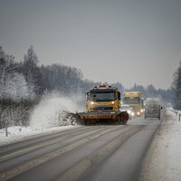 Ceturtdien apledojuši autoceļi, strādā 164 ziemas tehnikas vienības
