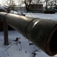 Artilērijas apšaudē pie Luhanskas gājusi bojā trīs cilvēku ģimene