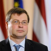 Dombrovskis noliedz politisko tirgošanos ar opozīciju eiro referenduma jautājumā