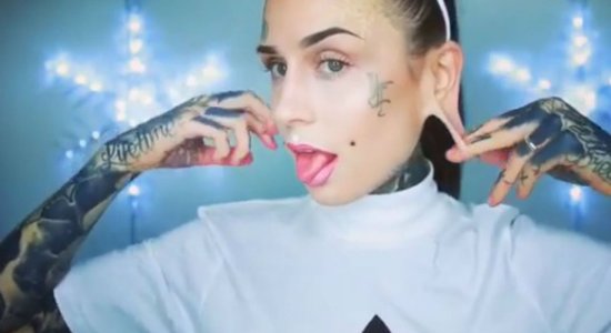 Video: Ko tetovētā Monami var izdarīt ar savām ausu ļipiņām