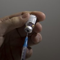 Latvija pēdējā vietā ES un EEZ valstu vidū pēc pirmo vakcīnas devu saņēmušo īpatsvara