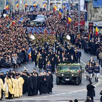 Foto: Augstdzimušie un tūkstošiem rumāņu atvadās no Rumānijas pēdējā monarha Mihaja I