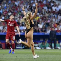 Блондинку в купальнике наказали за забег в финале Лиги чемпионов