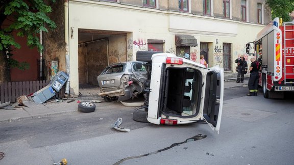 Smaga autoavārija Bruņinieku ielā - 11