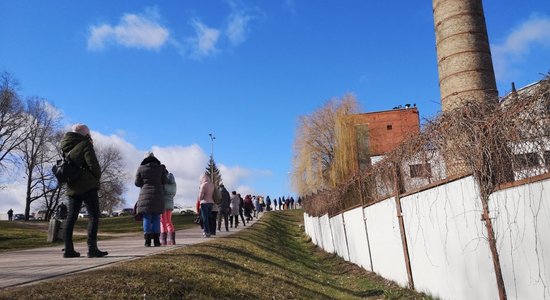 В Добеле образовались длинные очереди за дезинфекторами; Spodrība начнет производить больше