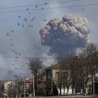 Ukrainā eksplodē milzīga munīcijas noliktava; sprādzieni turpināšoties 7 dienas