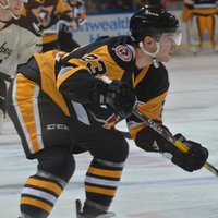 Bļugers divreiz rezultatīvi piespēlē un palīdz 'Penguins' gūt uzvaru AHL spēlē