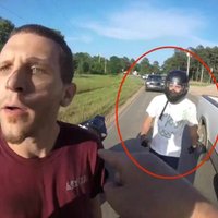 Video: ASV motociklista un pikapa vadītāja strīda negaidītais pavērsiens