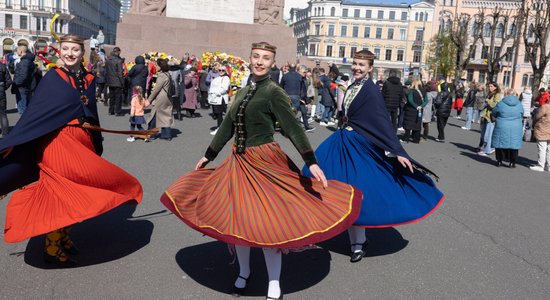 Foto: 4. maija saulē dižojas ikgadējā Tautastērpu gājiena dalībnieki