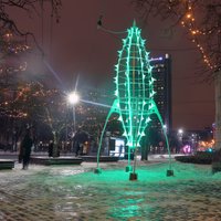 Foto: Rīgā sākas mākslinieciskais vides objektu festivāls 'Ziemassvētku egļu ceļš'