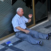 Pasauli aizkustina asarās izplūduša grieķu pensionāra foto