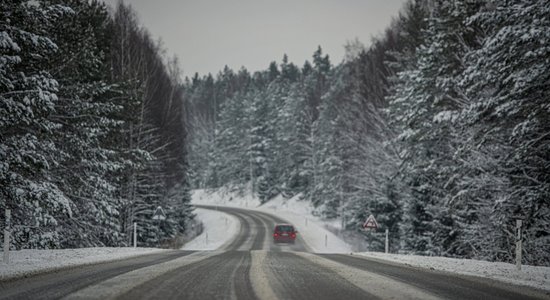 Sniegs apgrūtina braukšanu gandrīz visā Latvijā, brīdina LVC
