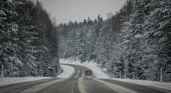 Brīdina par sasalstošu lietu – apledos autoceļi