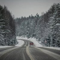 Sniegs un apledojums daudzviet Latvijā piektdienas vakarā apgrūtina braukšanu