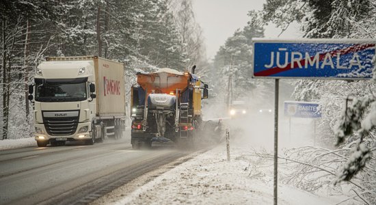 Из-за гололеда затруднено движение на дорогах в Курземе, Земгале и Видземе