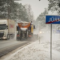 Visā Latvijā sniegoti autoceļi; strādā 226 ziemas tehnikas vienības