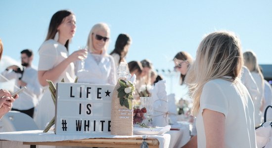 Foto: 1300 elegantu piknikotāju bauda vakariņas un saulrietu Rīgas Pasažieru ostā