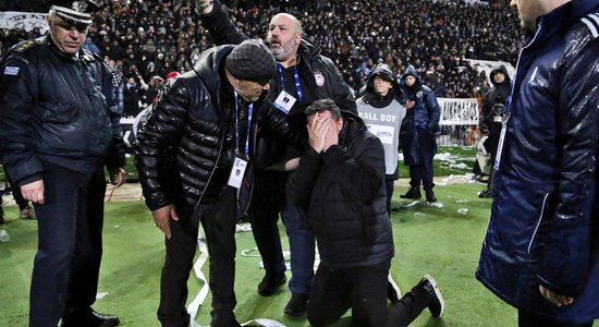 Grieķijā futbola kluba fani ieņem TV studiju