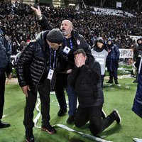 Grieķijā futbola kluba fani ieņem TV studiju