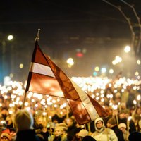 Foto: Tūkstošiem cilvēku lāpu gājienā izgaismo Rīgas ielas