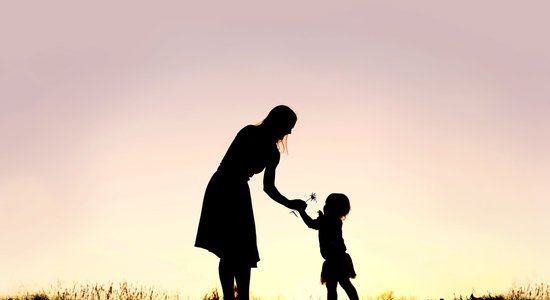 Vai ir pareizi uzticēties mātes instinktam? Psihoterapeites pārdomas