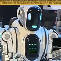 Video: Krievijas TV aktieri kostīmā uzdod par 'modernāko' robotu