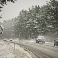 Из-за дождя и льда по всей Латвии затруднено движение на дорогах