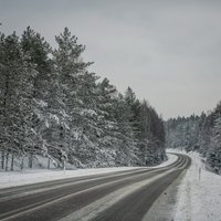 Īpaši apgrūtināti braukšanas apstākļi ir Kurzemē un Zemgalē, brīdina LVC