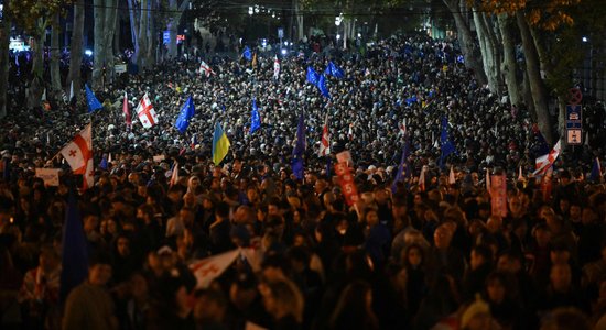 Gruzijā desmitiem tūkstoši cilvēku mītiņā pauž atbalstu valsts ceļam uz ES